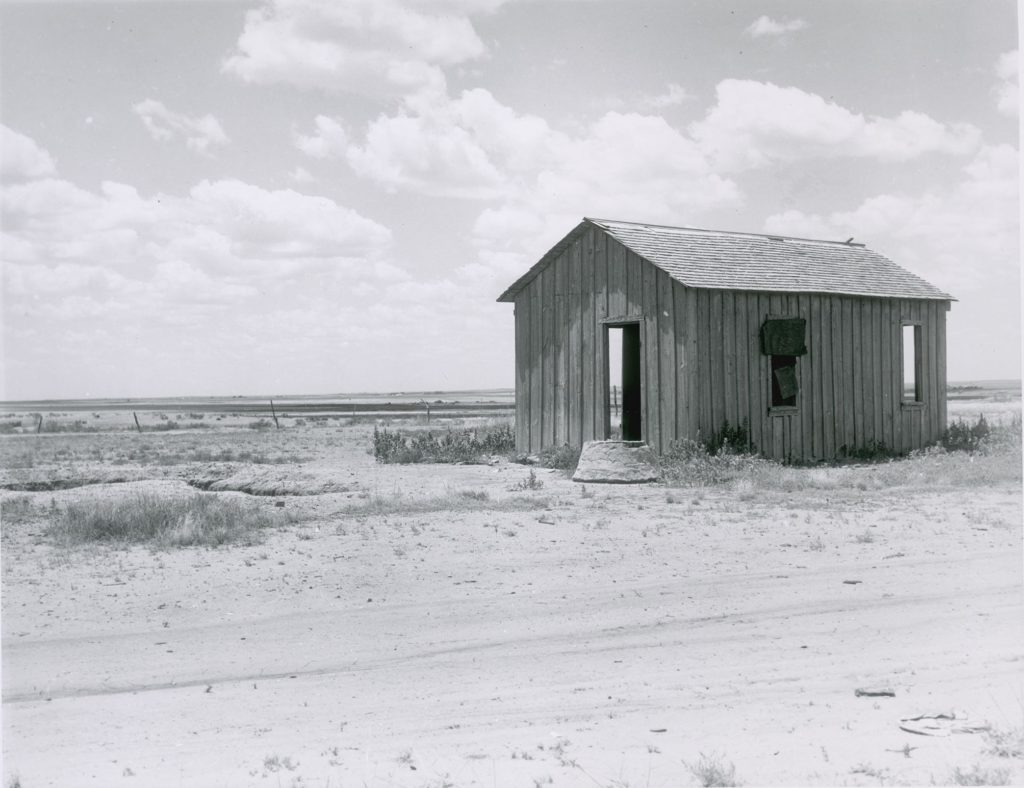 Dorothea Lange-Politiques du visibles/aufildeslieux.fr/Drought abandoned house on the edge of the Great plains near Hollis,Oklahoma ,1938©The Dorothea Lange Collection,The Oakland museum of California