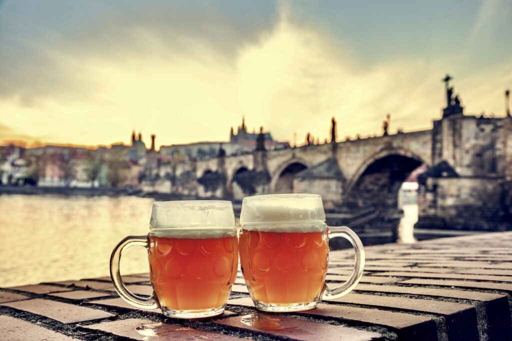  Les secrets de la bière tchèque/www.aufildeslieux.fr/Verres de Bière sur le pont Charles-Photo © Michal Bednarek/shutterstock.com/ Czechia Digital Media Library