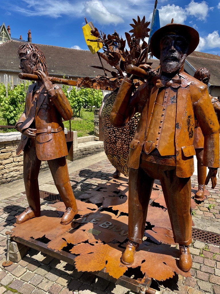 Arbois, dans les pas de Louis Pasteur/www.aufildeslieux.fr/Les 4 porteurs du Biou par le sculpteur Dominique Chanteloube -Photo © K.HIBBS