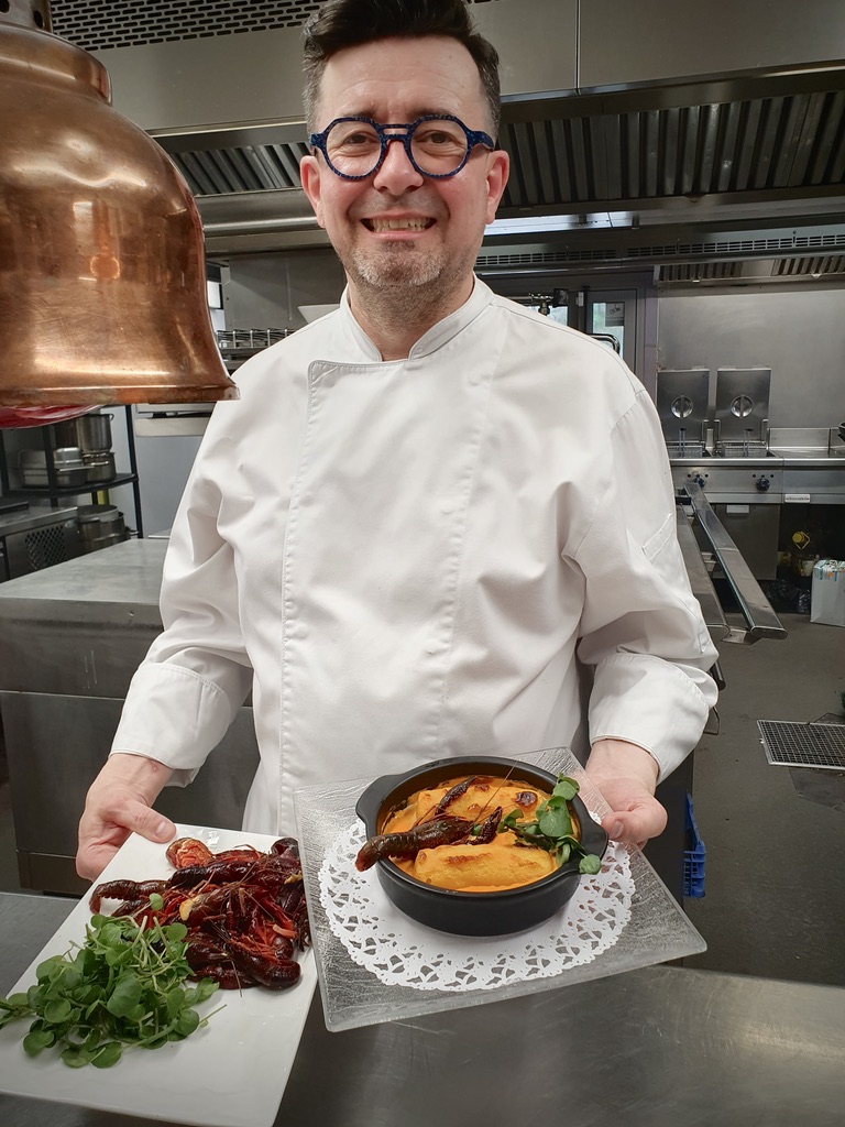  Partir à la découverte des lacs du Haut Bugey/www.aufildeslieux.fr/ Fabrice Gand du restaurant Le Belle Rive et sa recette de quenelles de Nantua © Restaurant Le Belle Rive