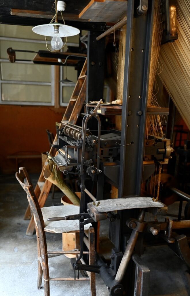  Le musée des Soieries Bonnet/www.aufildeslieux.fr/ Poste de travail de métier Jacquard-Photo© K.HIBBS