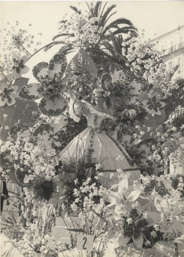 Le Carnaval des retrouvailles à Nice/ aufildeslieux.fr/ Corso fleuri -Nice 1930© Archives de Nice