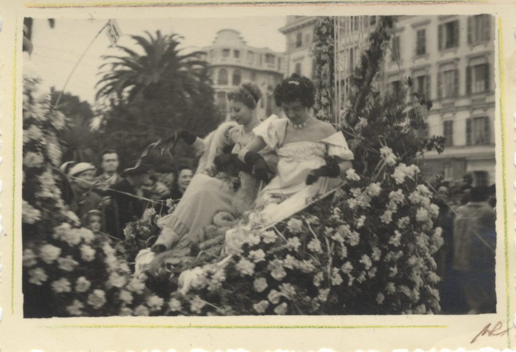 Le Carnaval des retrouvailles à Nice/ aufildeslieux.fr/ Bataille de fleurs à Nice 1952© Archives de Nice