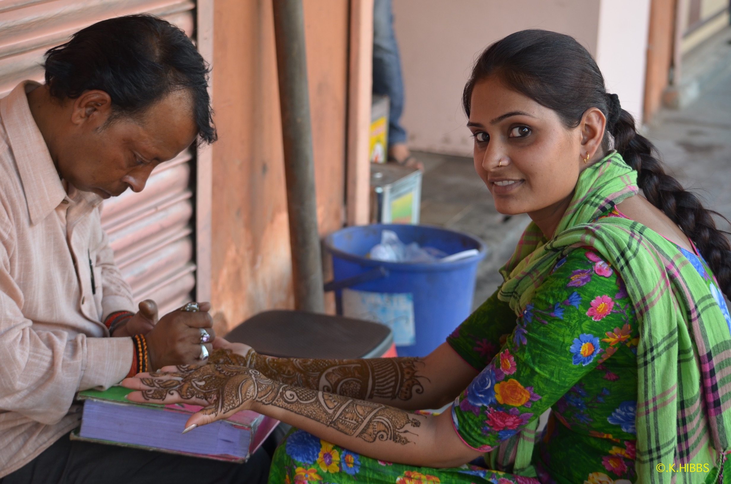 12 jours en Inde du Nord/ aufildeslieux.fr/ Future mariée se faisant tatouer au henné©K.Hibbs