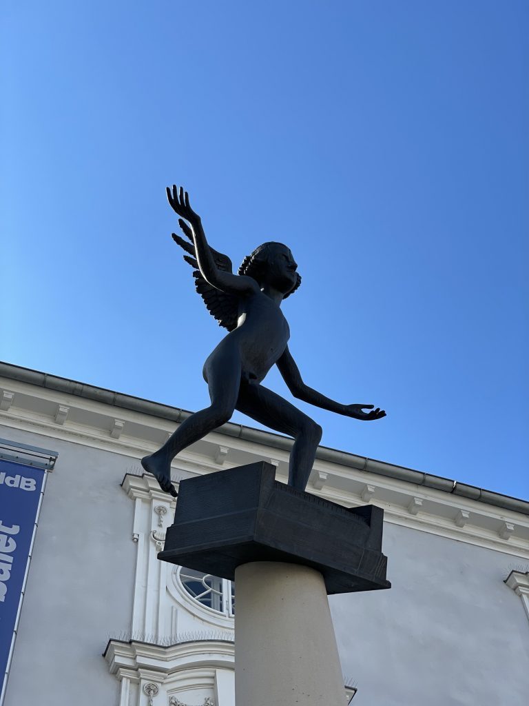 Slow tourisme à Brno et route des vins en Moravie du sud-1ère partie/aufildeslieux.fr/Statue de Mozart devant le théâtre Reduta de Brno © K.Hibbs