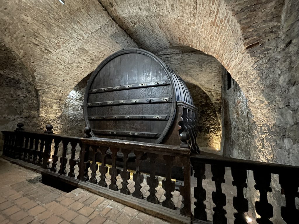  La route des vins en Moravie du sud-2ème partie/aufildeslieux.fr/Un des plus grands fûts d'Europe dans la cave-musée du château © K.Hibbs