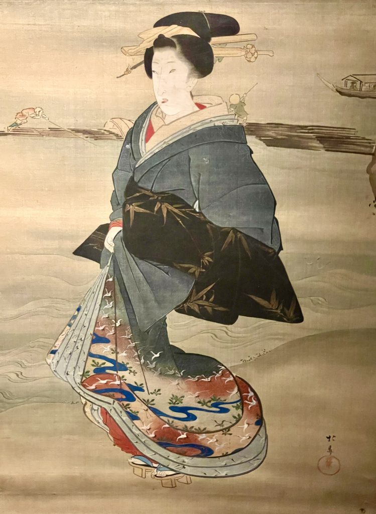 Kimono au Musée du Quai Branly/www.aufildeslieux.fr/Geisha marchant au long de l'eau- rouleau suspendu , encre et couleurs sur soie de Teisai Hokuba(1771-1844)© Photo K.HIBBS