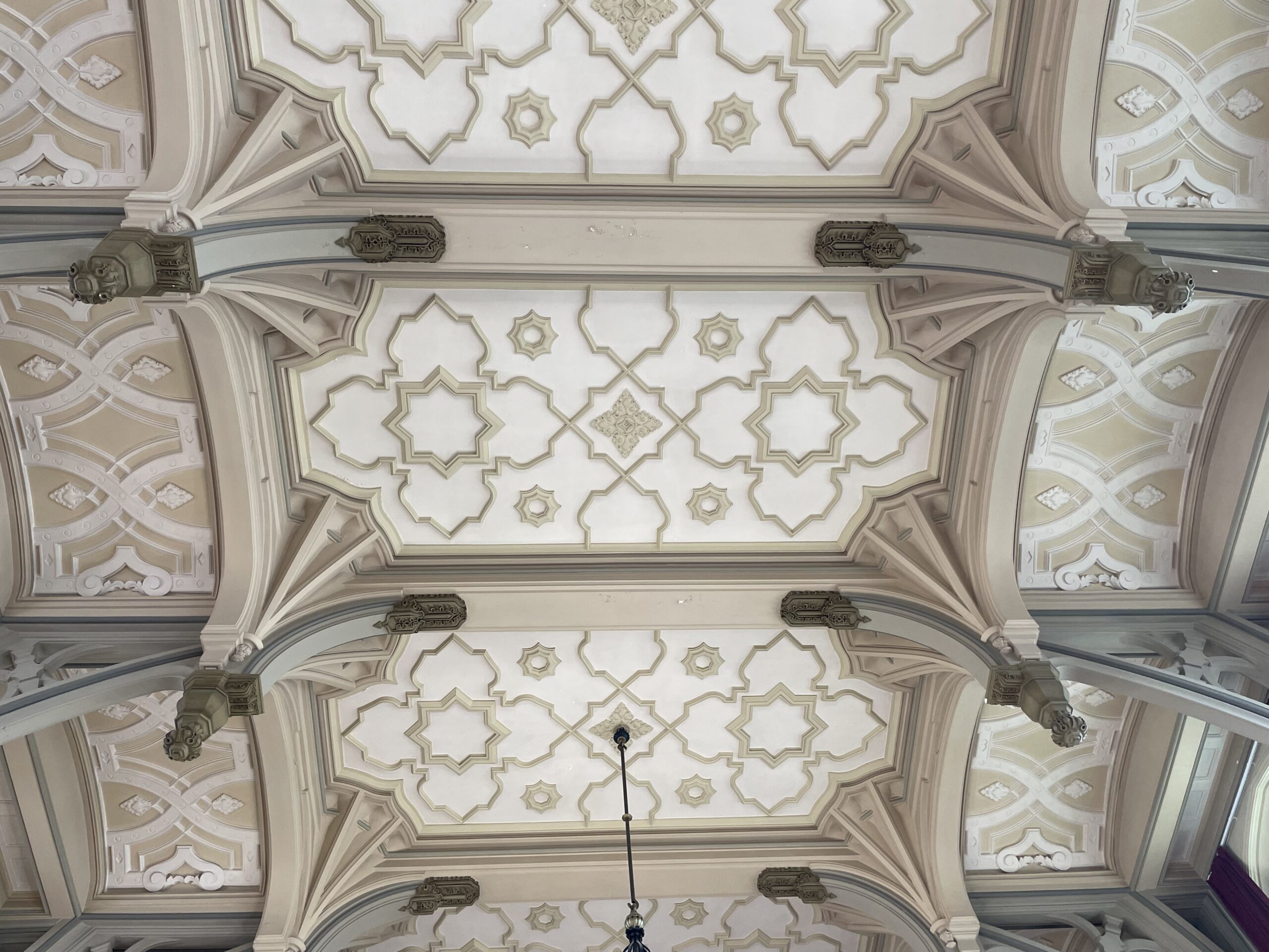 Le Printemps de l'Art déco au Touquet-Paris-Plage/aufildeslieux.fr/Plafond de style Tudor de la salle d'honneur de l'hôtel de ville © K.HIBBS