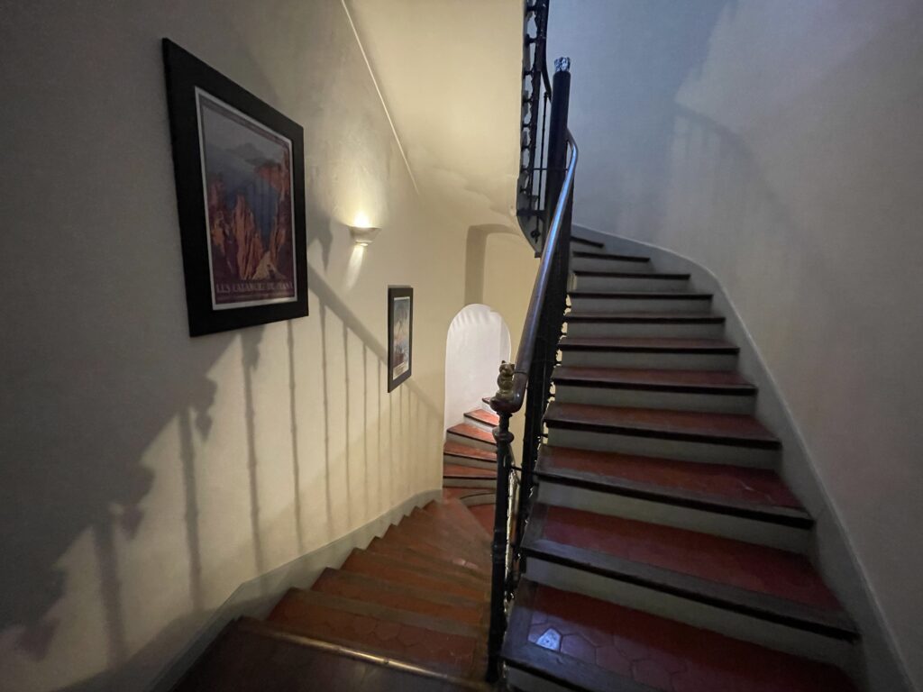 Hôtel La Bellaudière/aufildeslieux.fr/ Les escaliers menant aux chambres © K.HIBBS