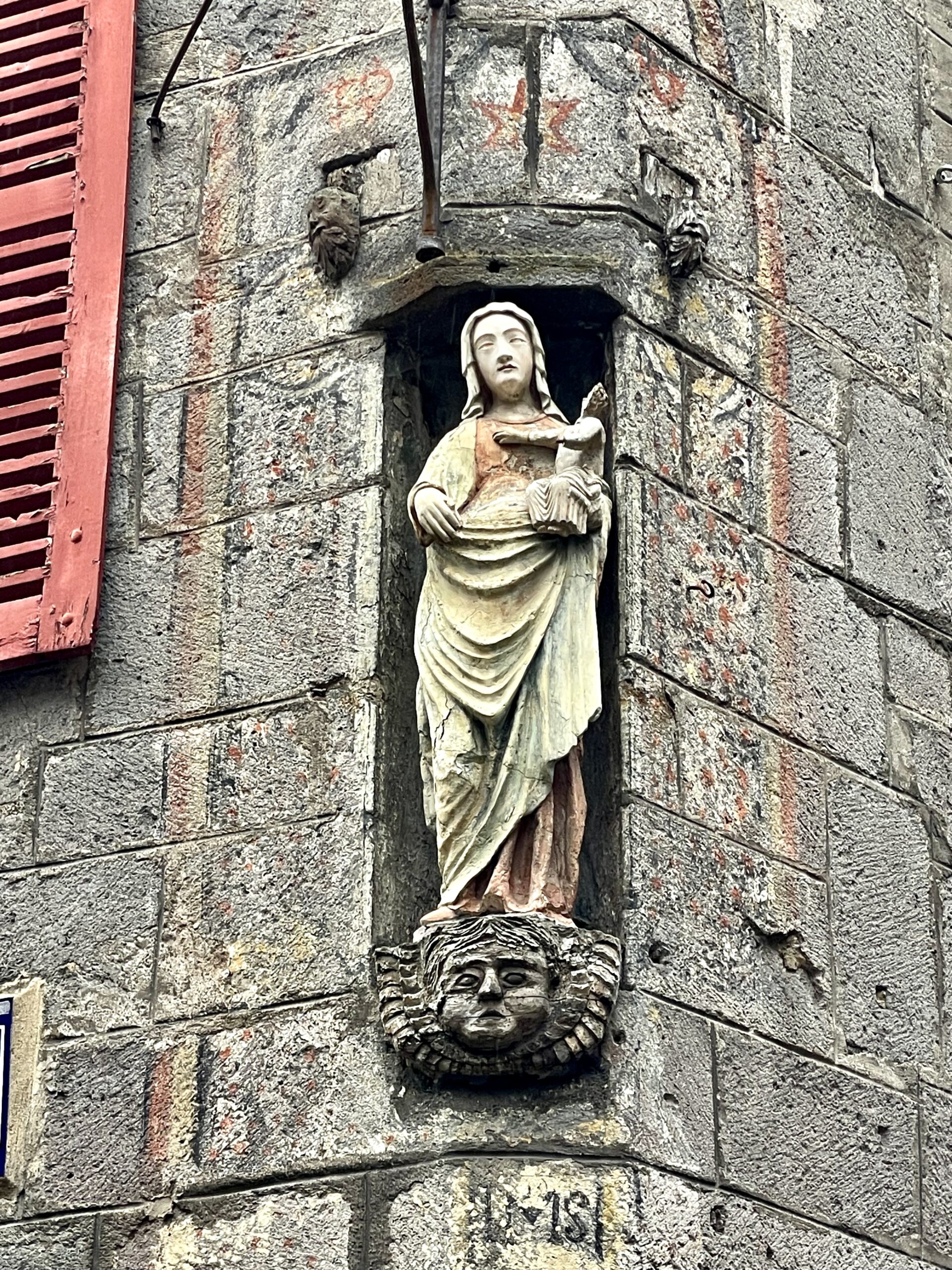 3 bonnes raisons d'explorer le Massif du Sancy/Une statue de Saint au coin d'une rue à Besse © K.Hibbs