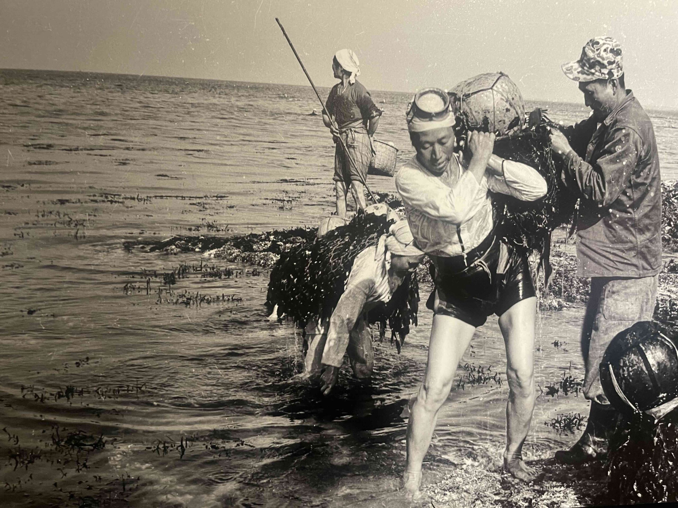  Les Haenyeo, gardiennes de la mer/ www.aufildeslieux.fr/Photo d'archive sur les premiers équipements des Haenyeo en Corée © Centre Culturel Coréen