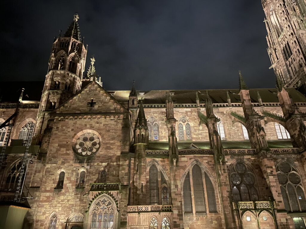 Rêver de Noël à Stuttgart et Fribourg/ aufildeslieux.fr/ Vue de la cathédrale de Fribourg illuminée © K.HIBBS