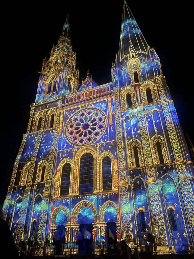 Chartres, la belle illuminée/www.aufildeslieux.fr/Cathédrale de Chartres-Portail royal © Photo K.HIBBS