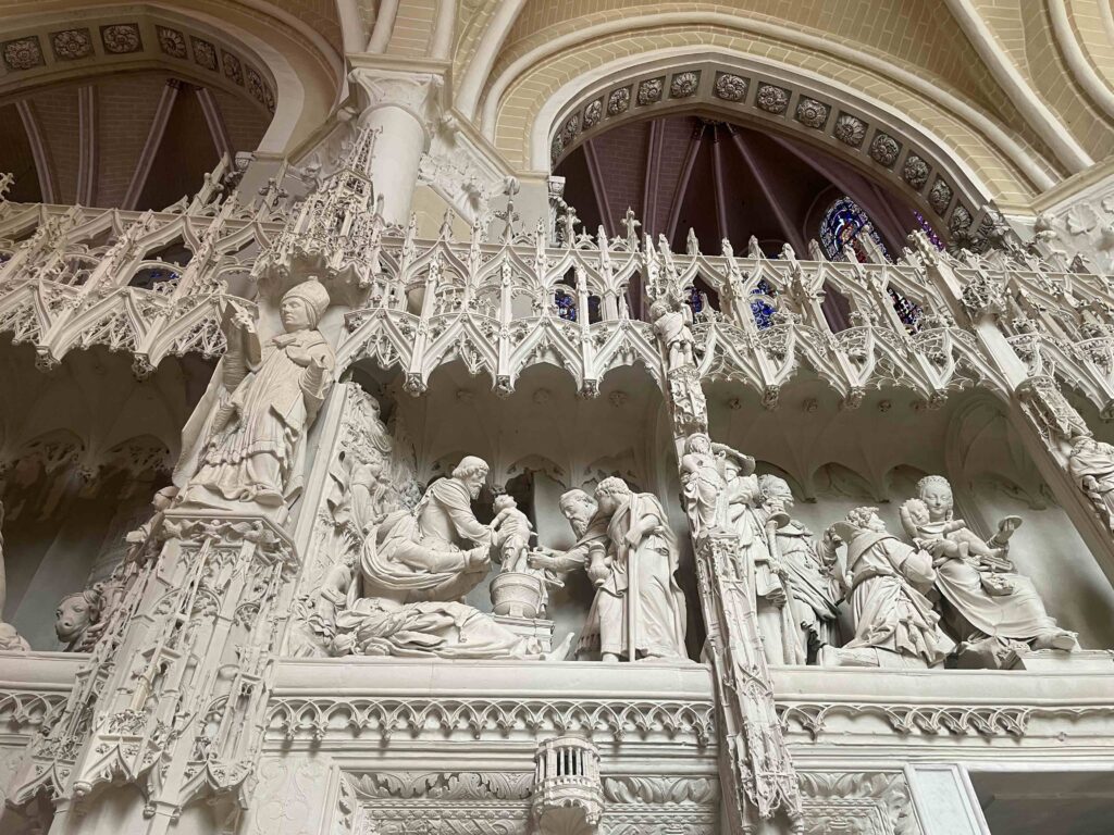 Chartres, la belle illuminée/www.aufildeslieux.fr/Clôture du chœur de la cathédrale de Chartres© Photo K.HIBBS