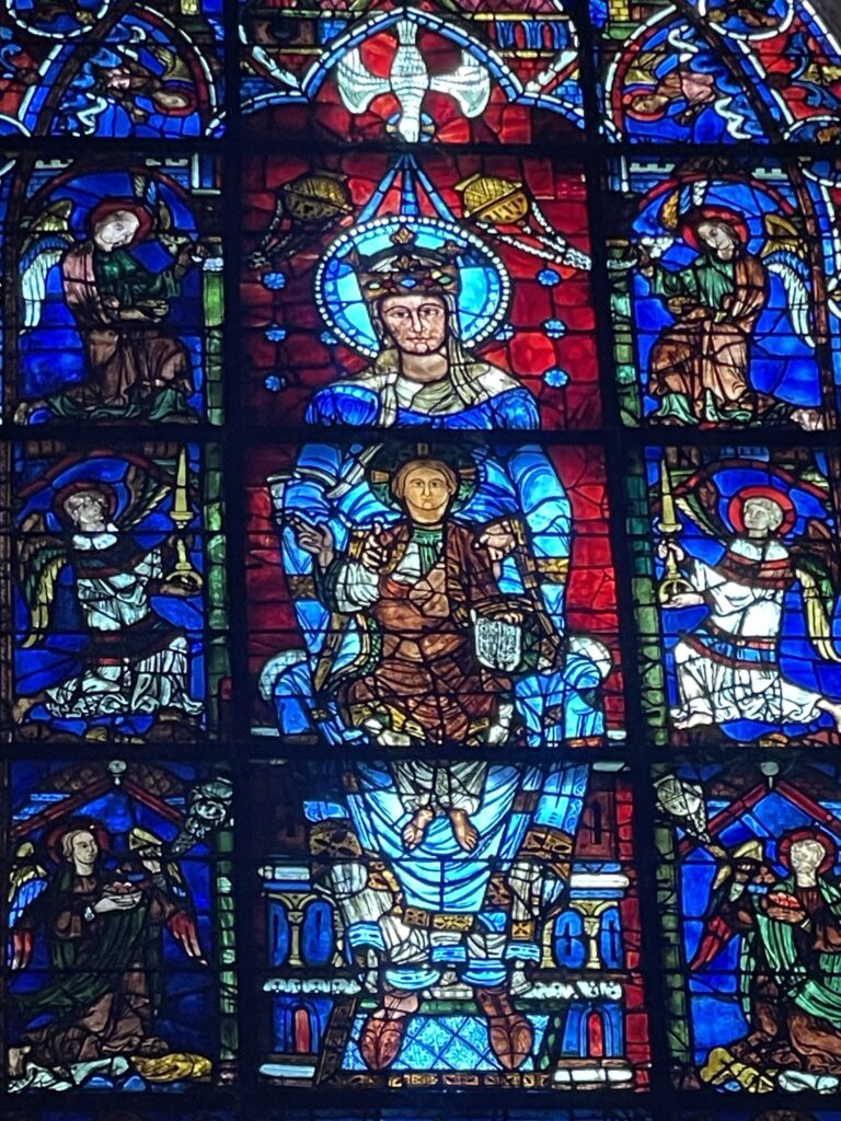 Chartres, la belle illuminée/www.aufildeslieux.fr/ Vitrail de Notre-Dame de la Belle Verrière © Photo K.HIBBS