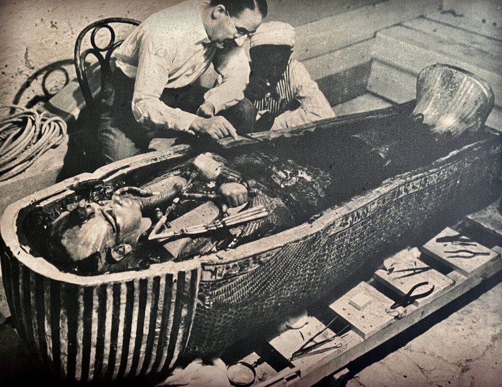  Toutânkhamon, l'expérience immersive pharaonique/www.aufildeslieux.fr/ Howard Carter accroupi devant le sarcophage de Touthânkamon © DR