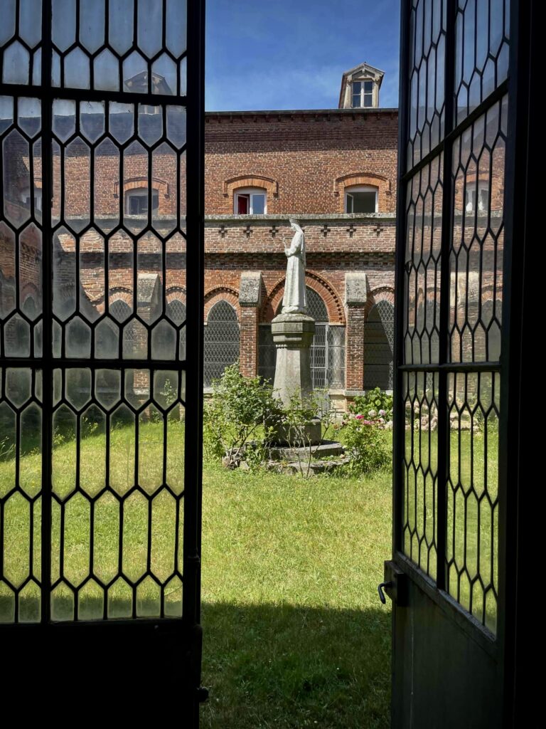 La Dombes aux mille étangs/www.aufildeslieux.fr/Une vue sur le jardin du cloître de l'Abbaye Notre-Dame-des-Dombes - Photo © K.HIBBS