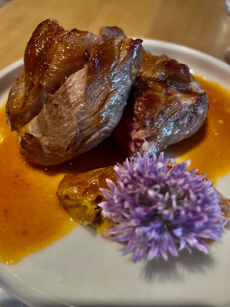 La Dombes aux mille étangs/www.aufildeslieux.fr/Pièce du boucher avec ses pommes de terre grenaille et jus en quintessence © Photo K.HIBBS