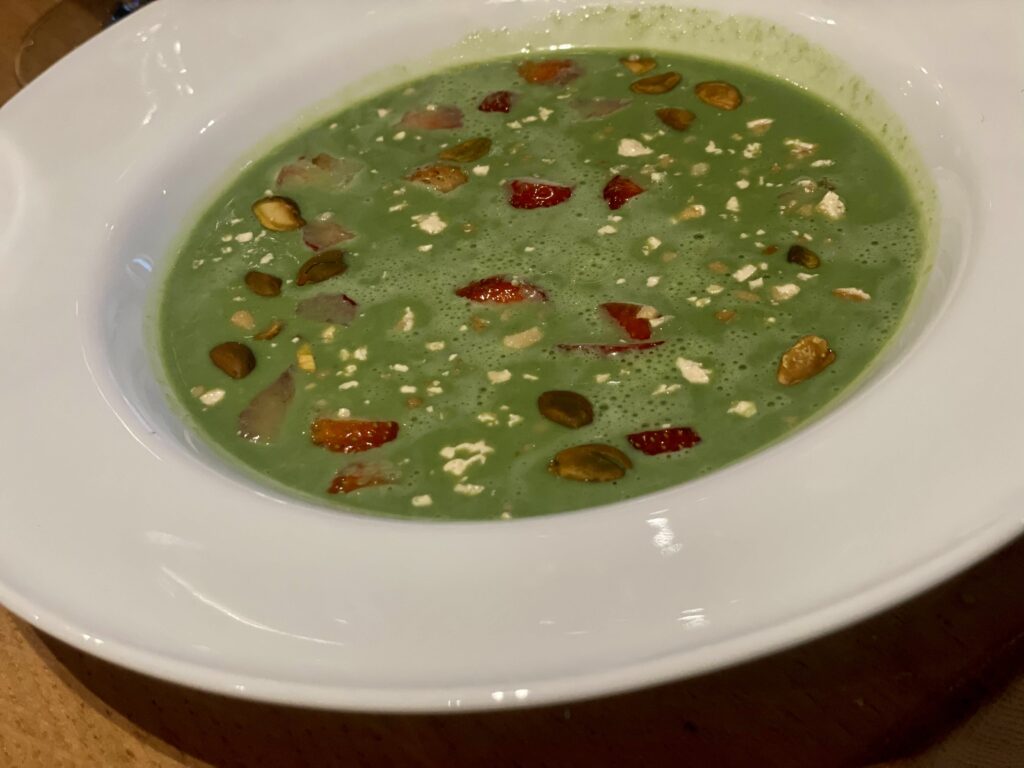 La Dombes aux mille étangs/www.aufildeslieux.fr/Soupe de pistache aux fraises avec glace au chocolat blanc et Wasabi © Photo K.HIBBS