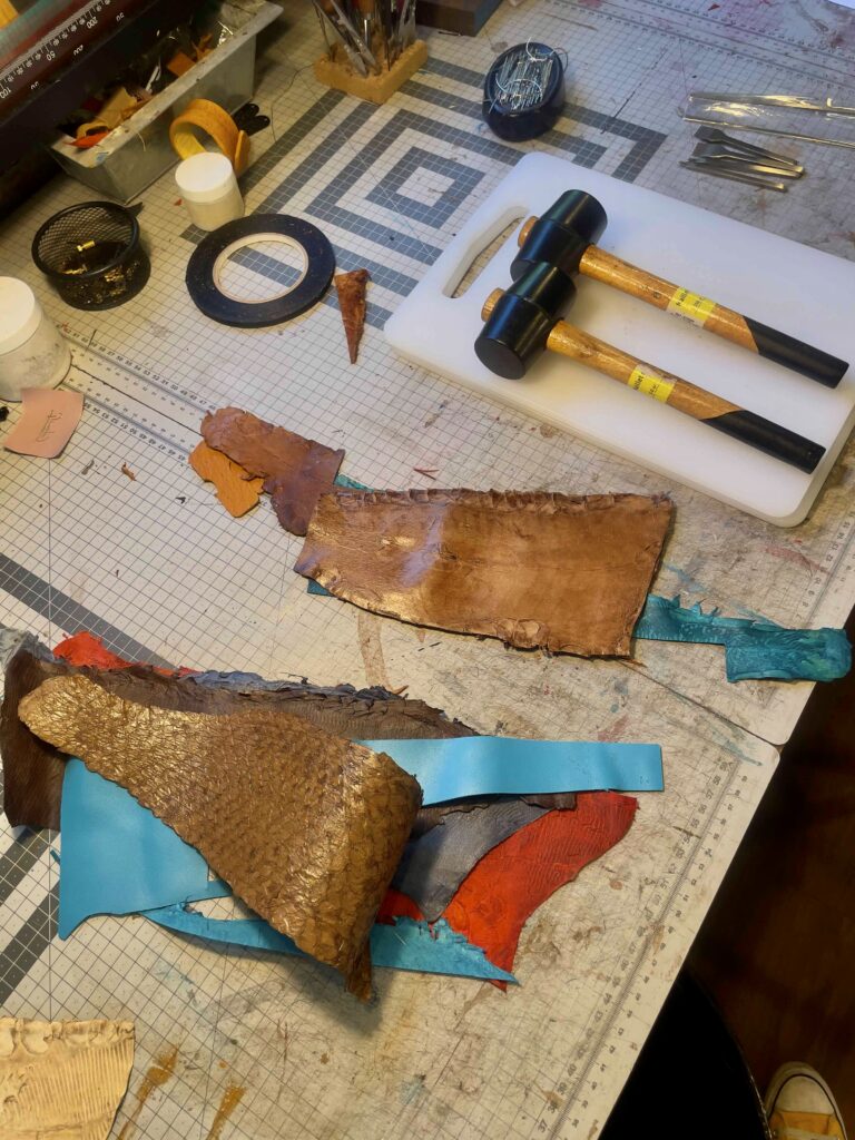 La Dombes aux mille étangs/www.aufildeslieux.fr/ Atelier cuir de carpe chez Amarande © Photo K.HIBBS