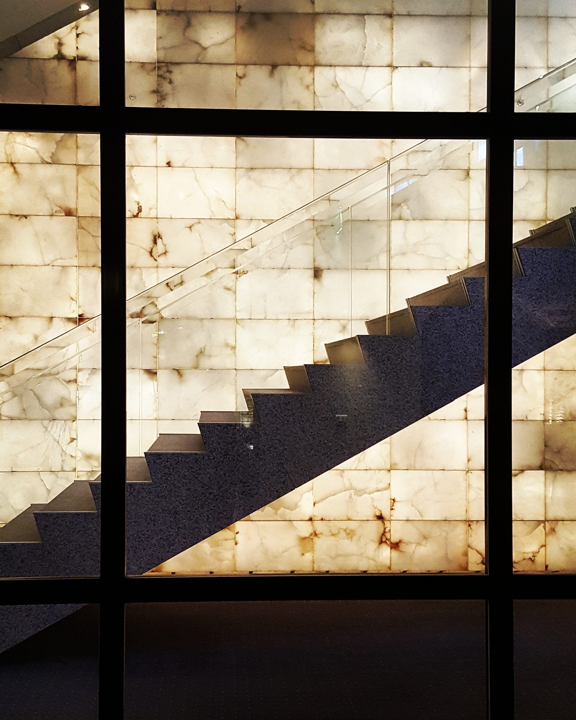 Vichy la magnifique/aufildeslieux.fr/Escalier en granite menant au restaurant du Palais des congrès©K.Hibbs