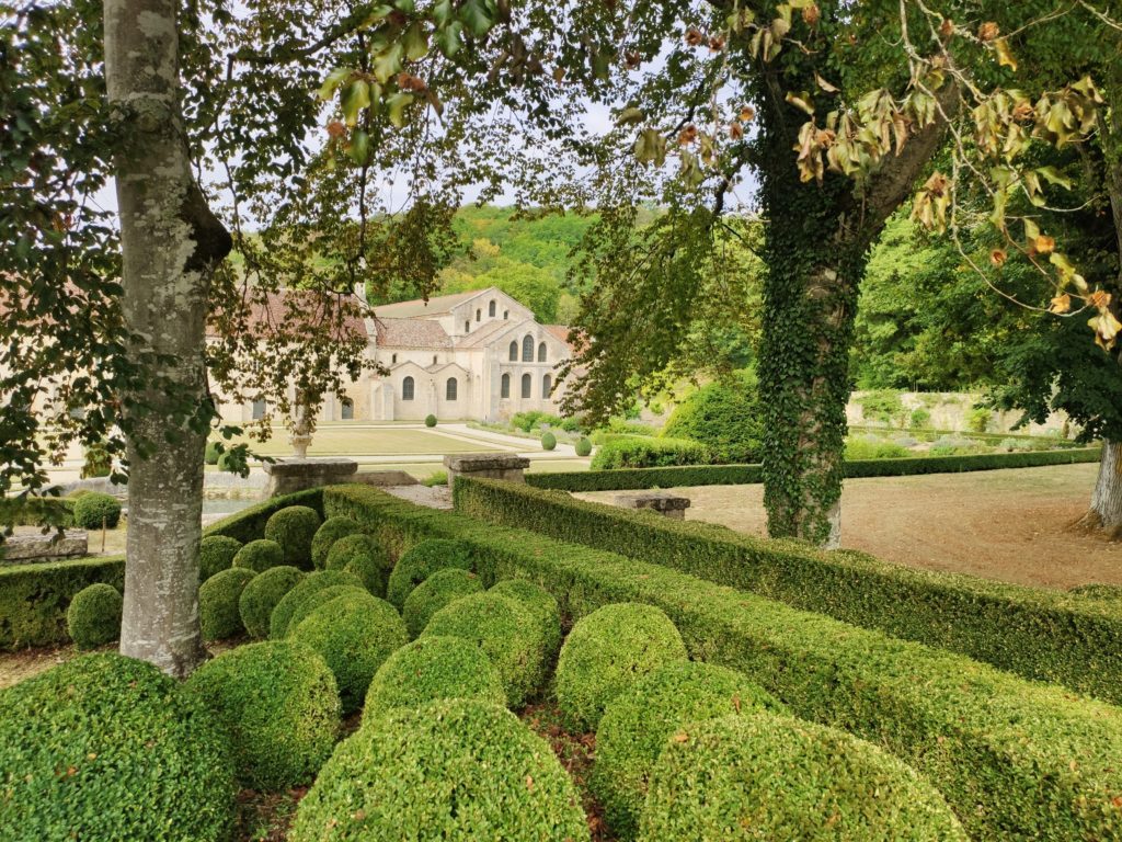  Au fil du canal de Bourgogne/aufildeslieux.fr/ Vue de l'abbaye de Fontenay depuis les jardins©K.HIBBS