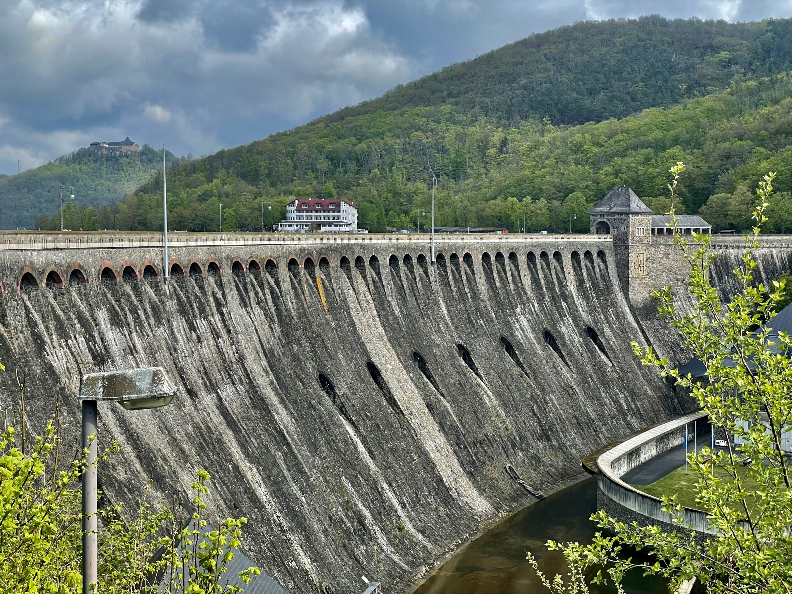 Le parc national de Kellerwald-Edersee/www.aufildeslieux.fr/Le barrage de l'Eder, long de 400 mètres longe le lac de l'Edersee et assure les réserves d'eau de la Weser et du canal de Mitteland © K.HIBBS