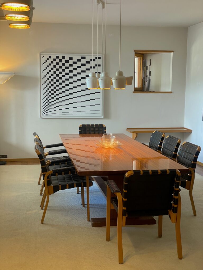 La Maison Louis Carré/www.aufildeslieux.fr/Salle à manger avec table en acajou. © K.HIBBS