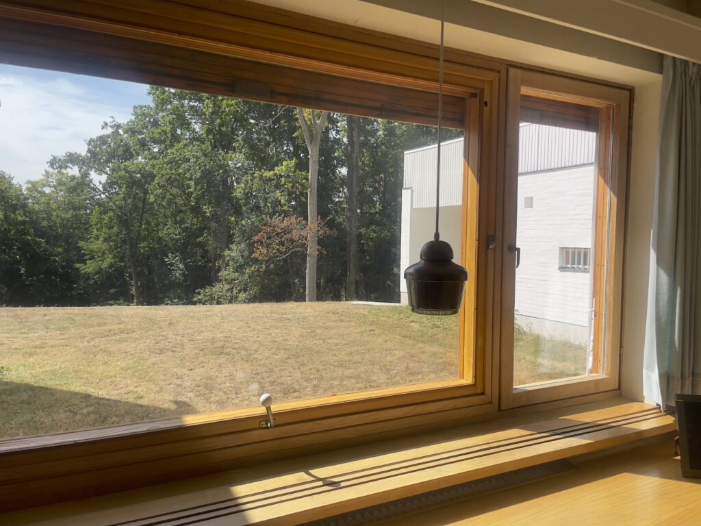 La Maison Louis Carré/www.aufildeslieux.fr/ Vue sur le jardin depuis la chambre de Louis Carré-© K.HIBBS