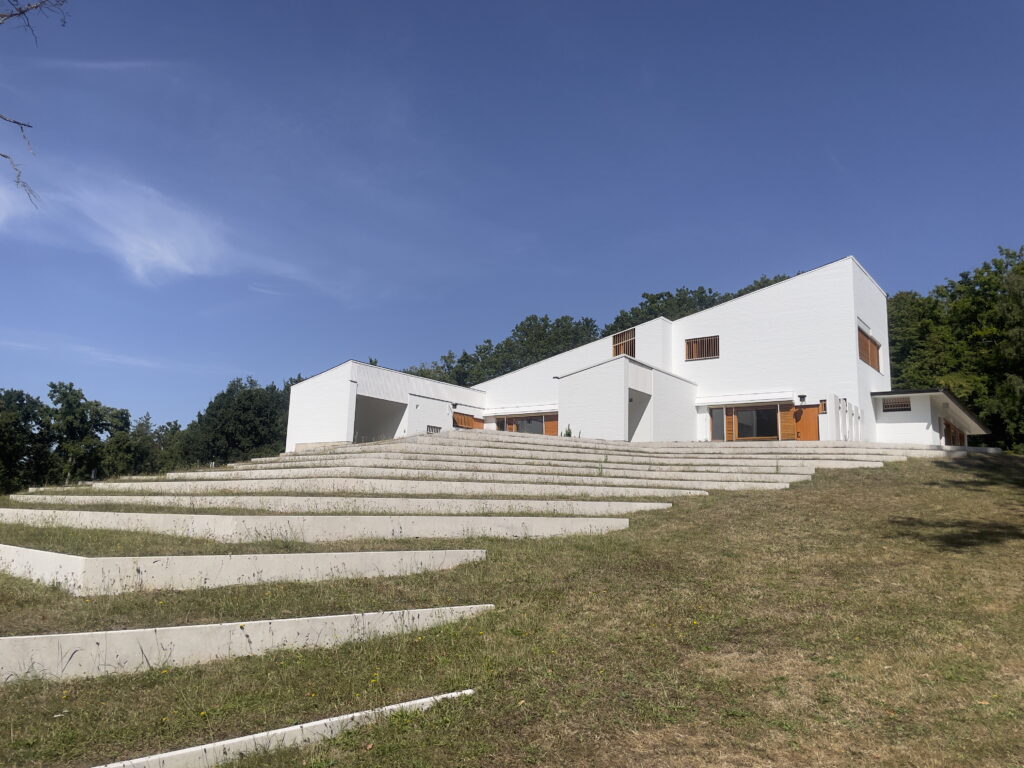 La Maison Louis Carré/www.aufildeslieux.fr/Vue d'ensemble de la façade arrière de la maison-© K.HIBBS