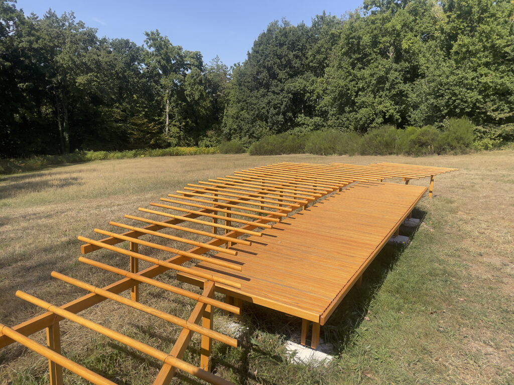 La Maison Louis Carré/www.aufildeslieux.fr/ Banc-Pergola créé par Alvar Aalto © K.HIBBS