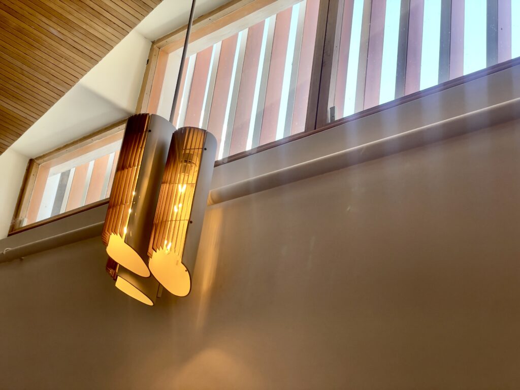 La Maison Louis Carré/www.aufildeslieux.fr/Lampes suspendues dans le hall d'entrée-© K.HIBBS