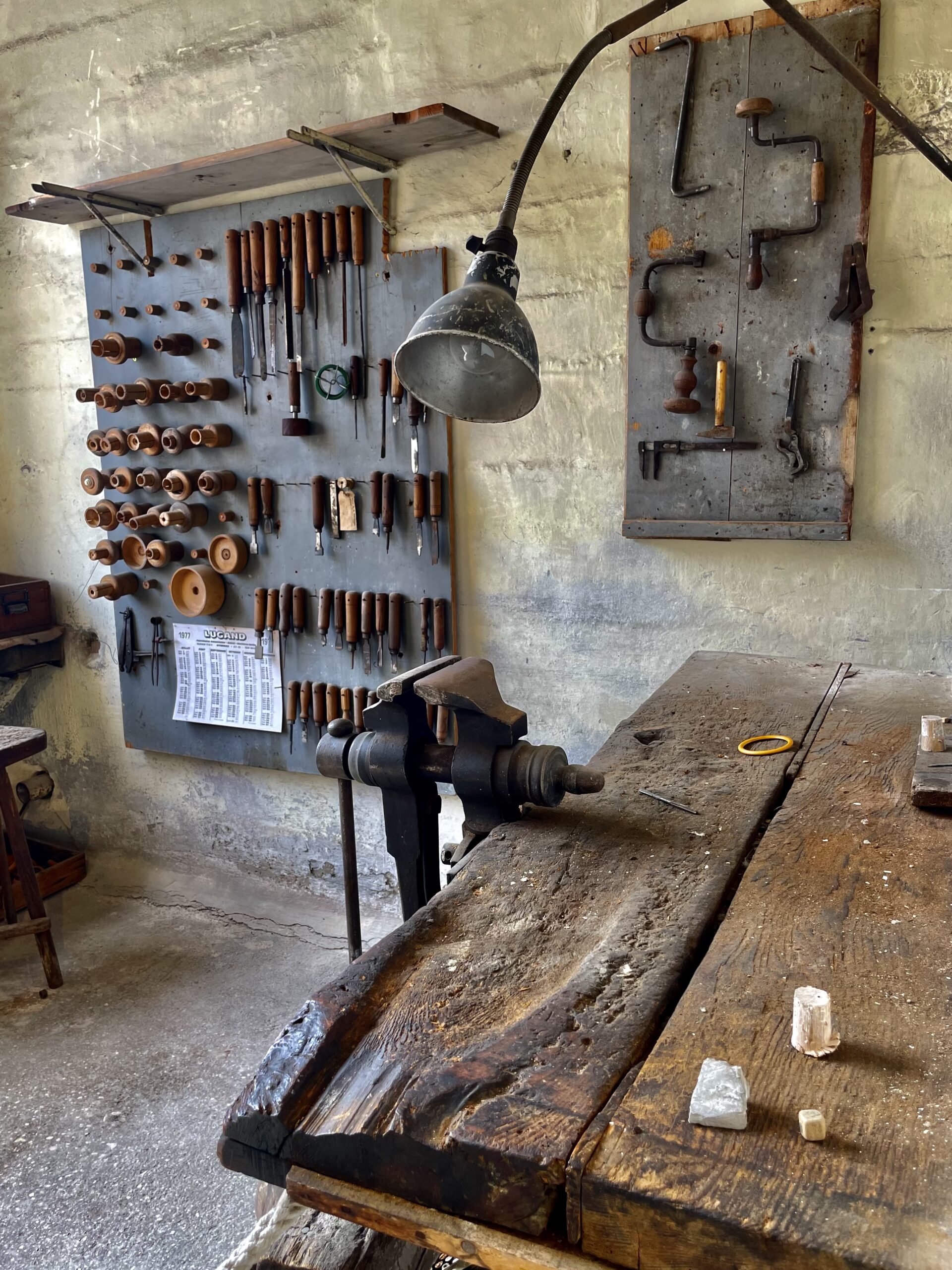 Le Musée du Peigne et de la Plasturgie d'Oyonnax/www.aufildeslieux.fr/ Reconstitution d'un atelier d'artisan à la Grande Vapeur - Photo © K.HIBBS