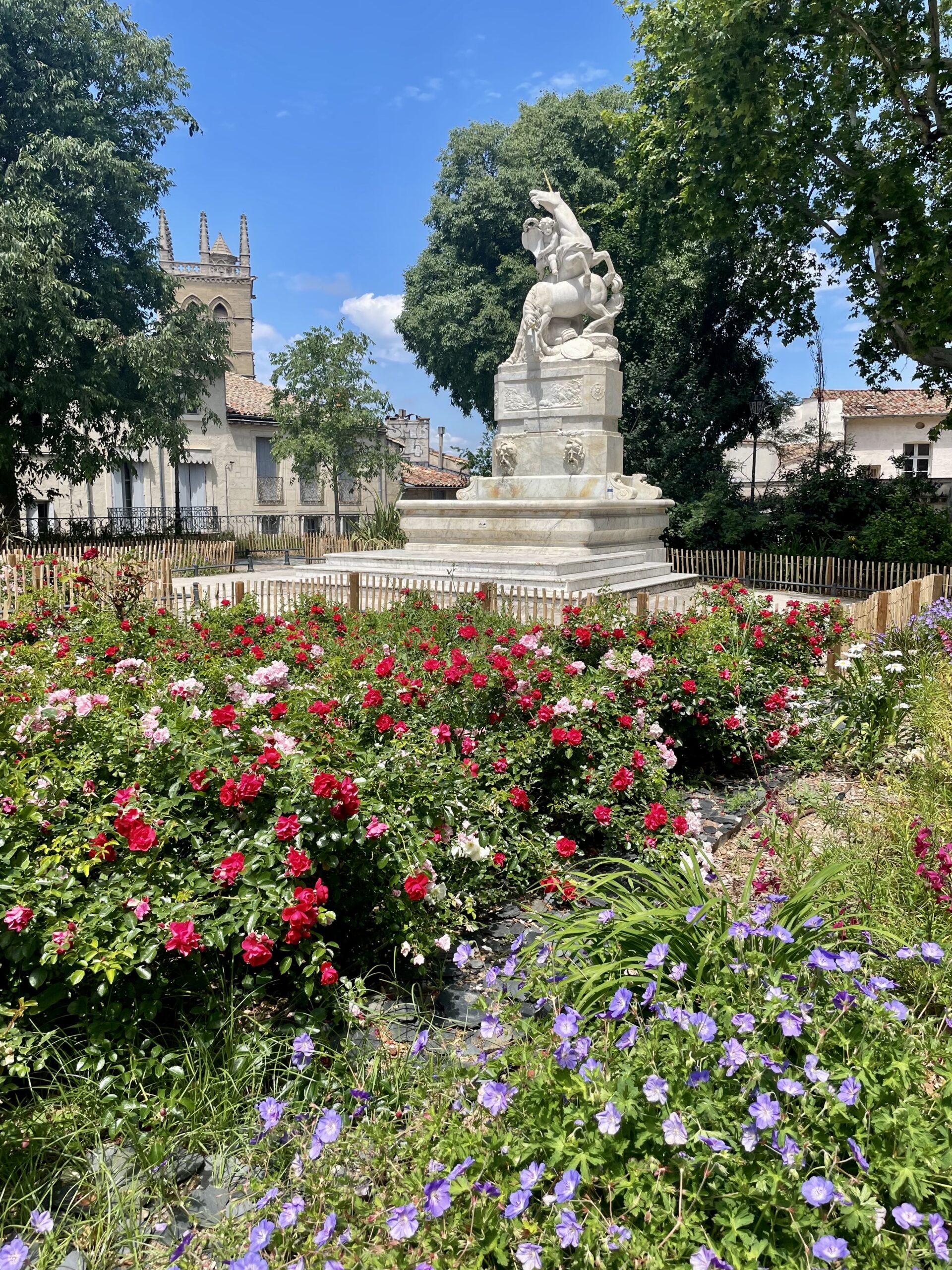 Montpellier, la belle languedocienne-www.aufildeslieux.fr-Place de la Canourgue et sa fontaine © K.HIBBS