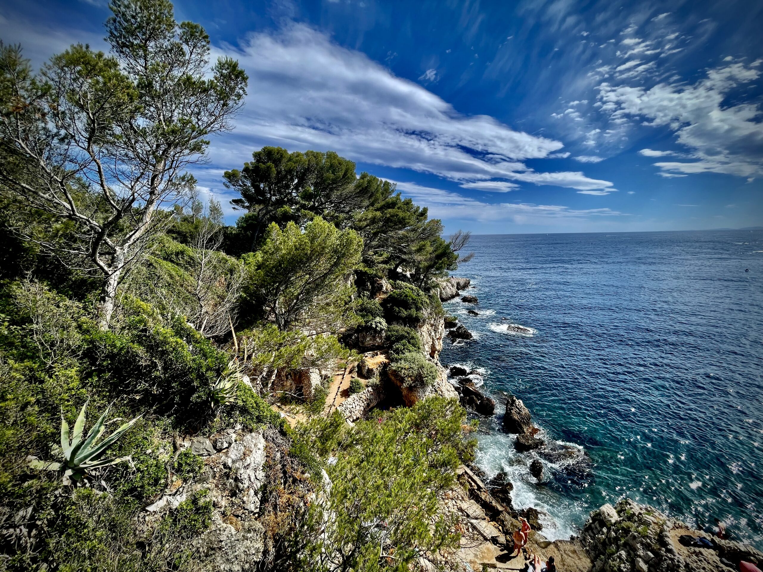 Un été indien à Antibes-Juan-Les-Pins/www.aufildeslieux.fr/ Vue sur l'anse du Faux argent au Cap d'Antibes © K.HIBBS