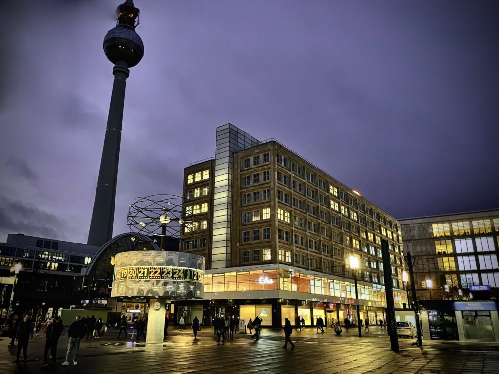 Berlin en 3 jours/aufildeslieux.fr/Alexanderplatz et l'horloge Urania © Photo Katherine HIBBS