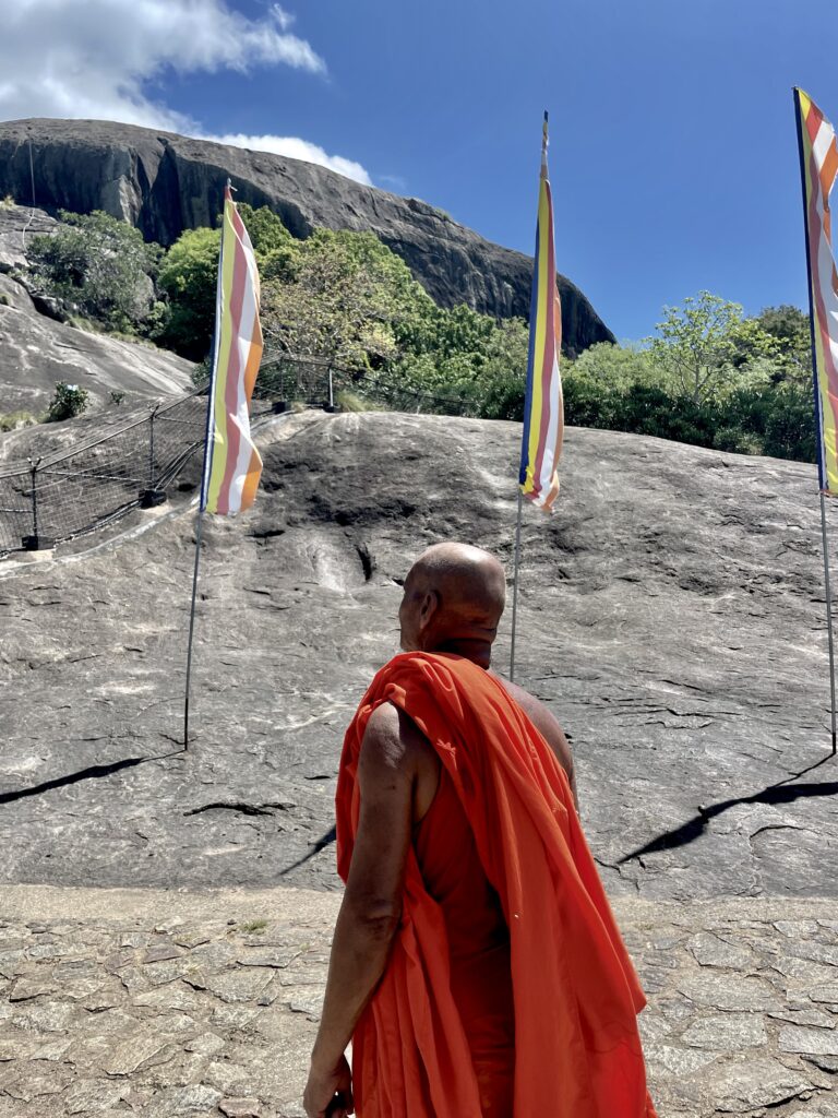  La plus belle larme de Bouddha/www.aufildeslieux.fr/ Moine bouddhiste se rendant aux sanctuaires de Dambulla- Photo © K.HIBBS