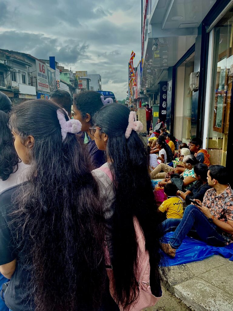 La plus belle larme de Bouddha/www.aufildeslieux.fr/ Badauds dans une rue de Kandy attendant le début de la procession -Photo © K.HIBBS