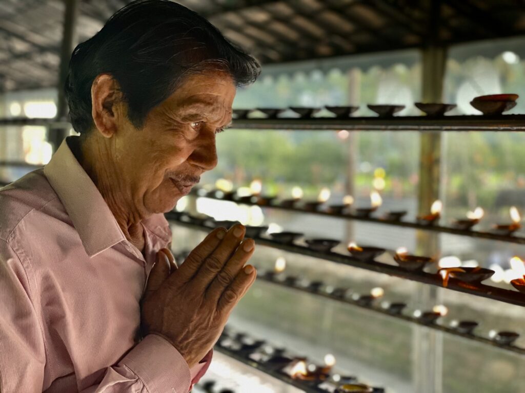 La plus belle larme de Bouddha/www.aufildeslieux.fr/ Pèlerin en prière- Photo © K.HIBBS