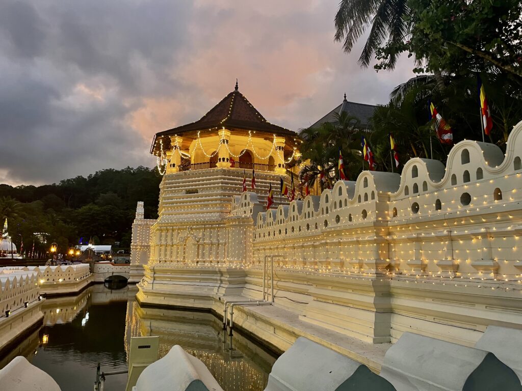  La plus belle larme de Bouddha/www.aufildeslieux.fr/ Temple de la Dent illuminé- Photo © K.HIBBS