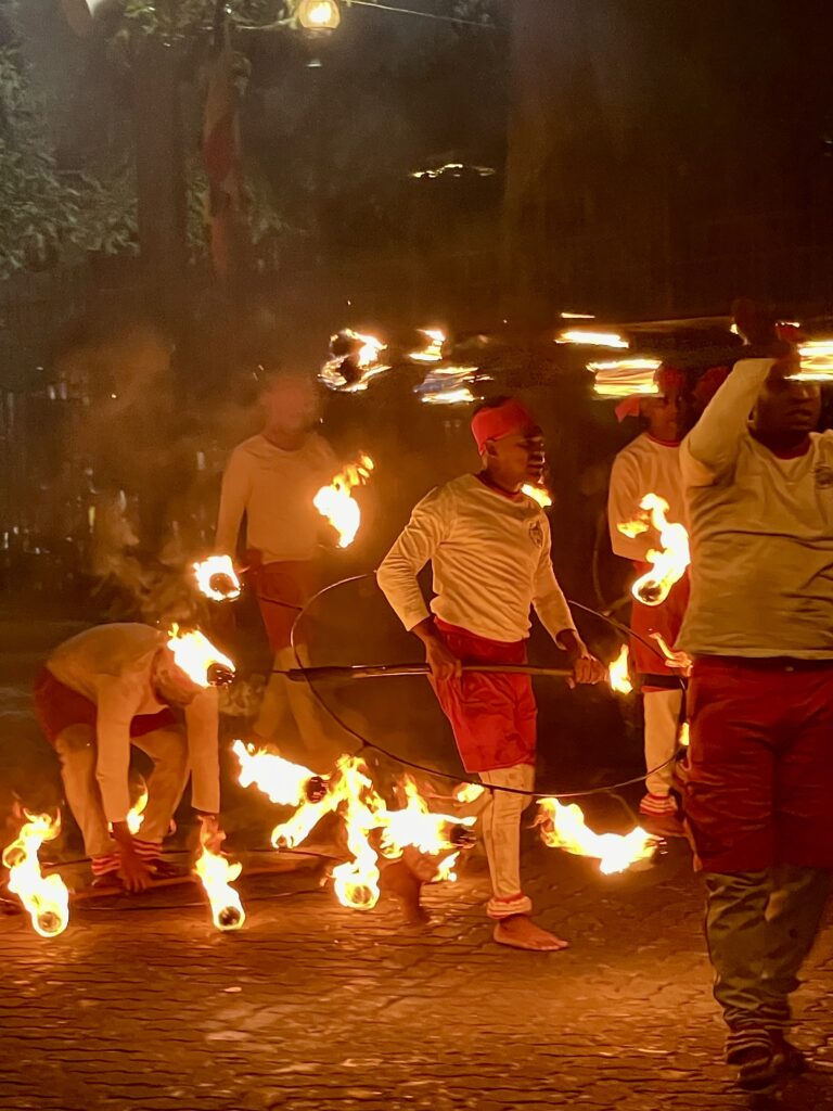 La plus belle larme de Bouddha/www.aufildeslieux.fr/ Les whip crackers et les acrobates du festival - Photo © K.HIBBS