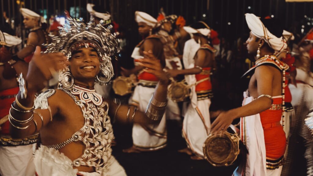 La plus belle larme de Bouddha/www.aufildeslieux.fr/ Danseurs de la procession - Photo © K.HIBBS