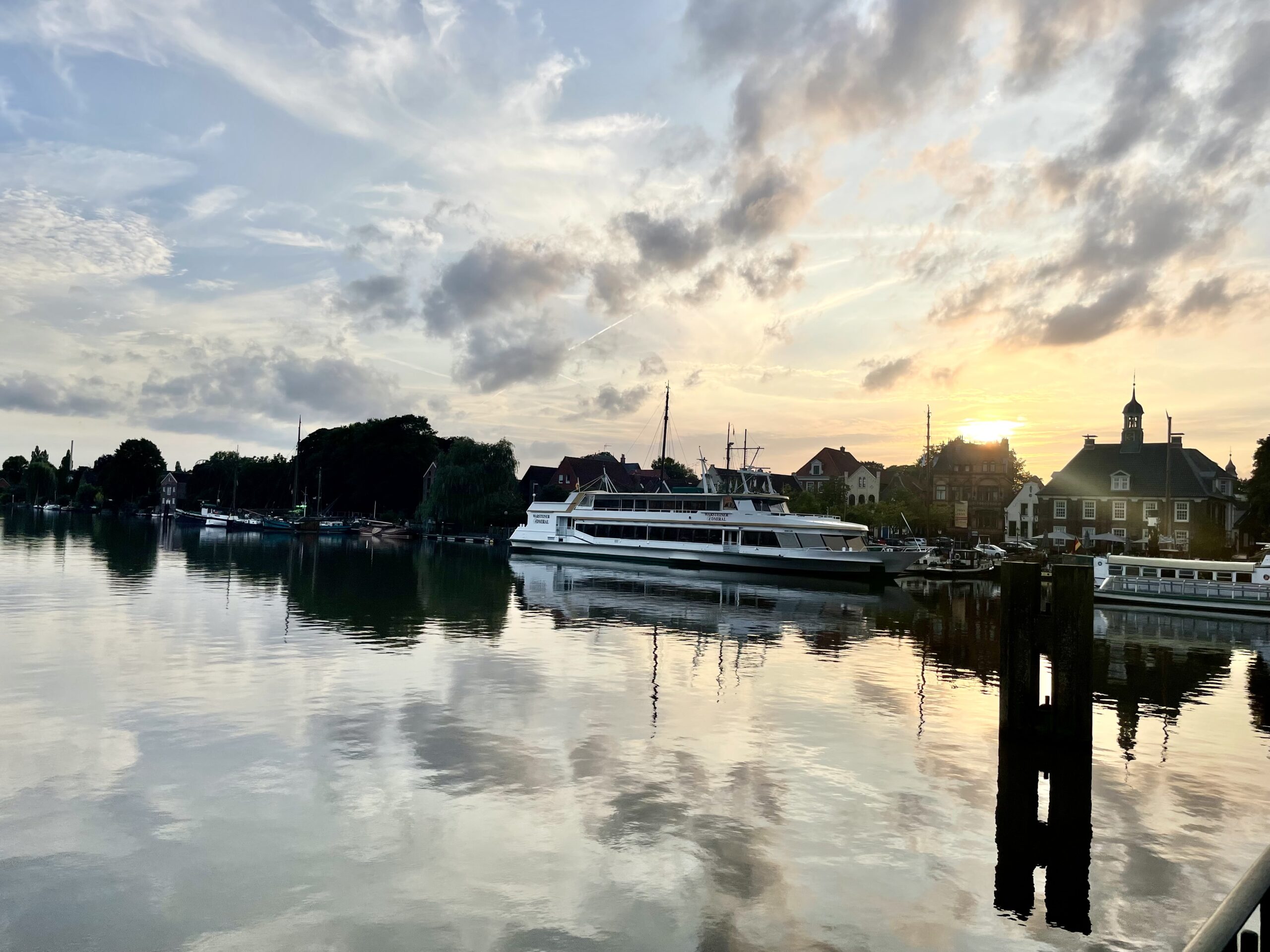 De Brême à Leer en Basse Saxe/www.aufildeslieux.fr/ Coucher de soleil sur le port de Leer © K.HIBBS