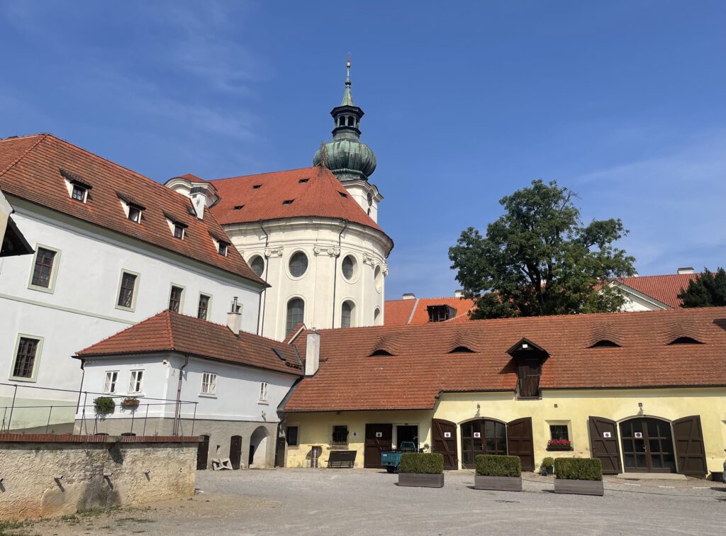  Les secrets de la bière tchèque/www.aufildeslieux.fr/Vue extérieure du Monastère et de la brasserie de Monastère de Břevnov- Photo © K.HIBBS