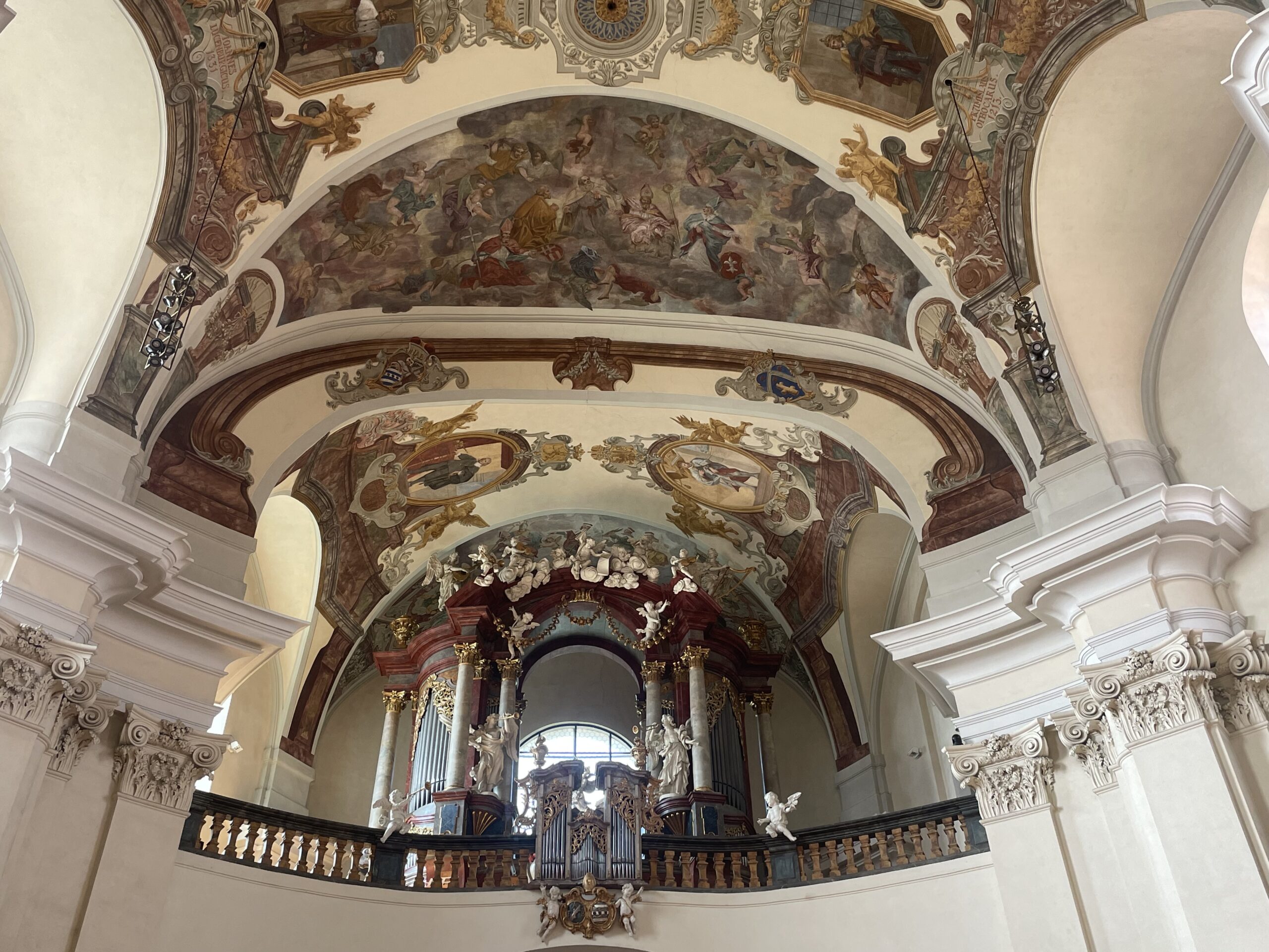  Les secrets de la bière tchèque/www.aufildeslieux.fr/Plafonds avec fresques de Jan Jakub Stevens dans l'église Ste Marguerite du monastère de Monastère de Břevnov- Photo© K.HIBBS