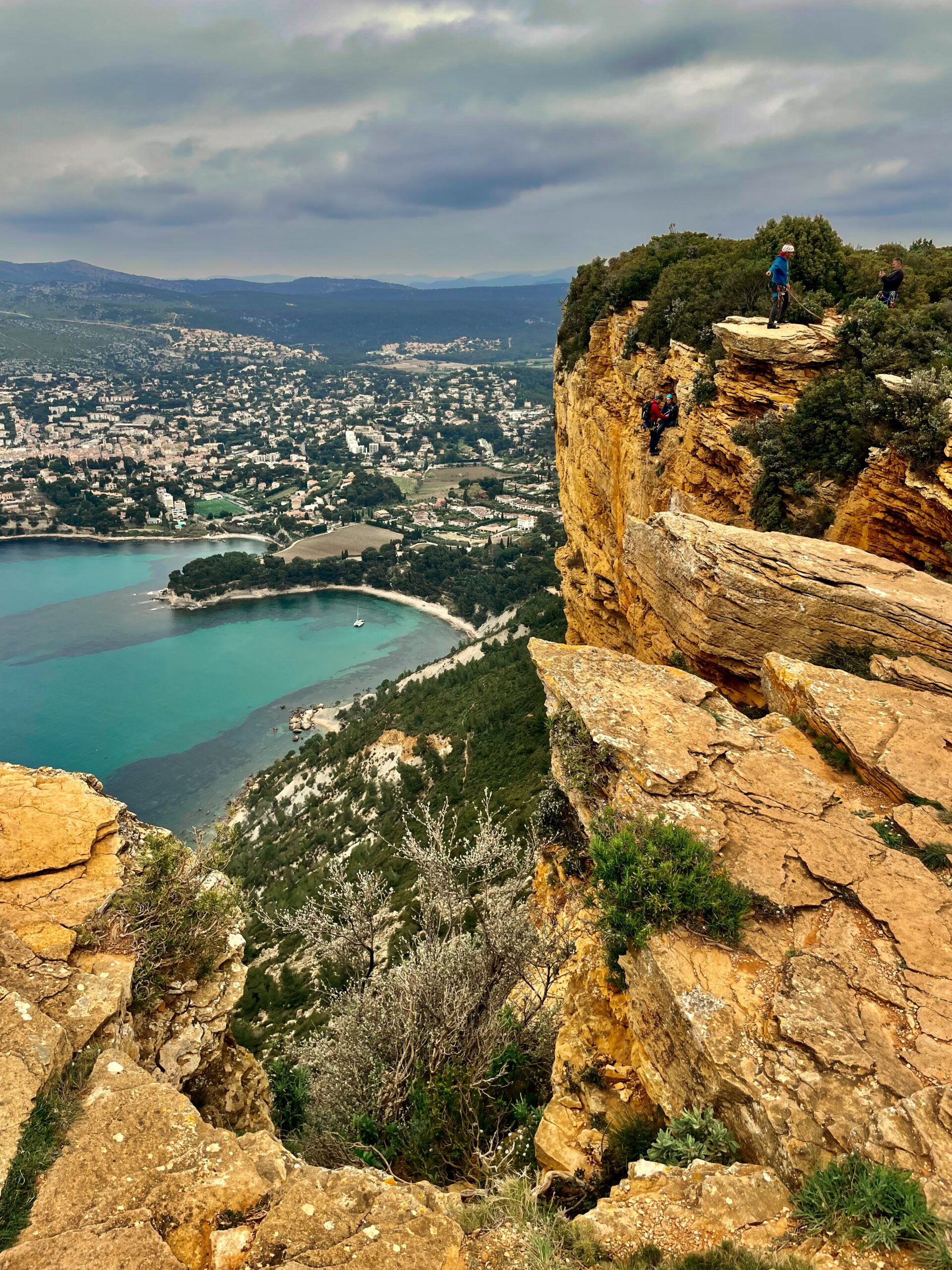  Cassis, charmant village au Pays des Calanques/www.aufildeslieux.fr/ Parc national des Calanques à Cassis © Photo Elsa Hibbs