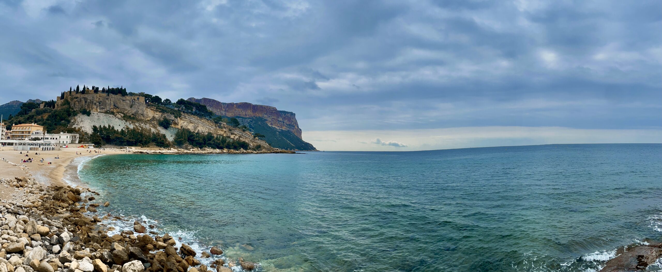  Cassis, charmant village au Pays des Calanques/www.aufildeslieux.fr/ Le Cap Canaille depuis la plage © Photo Elsa Hibbs