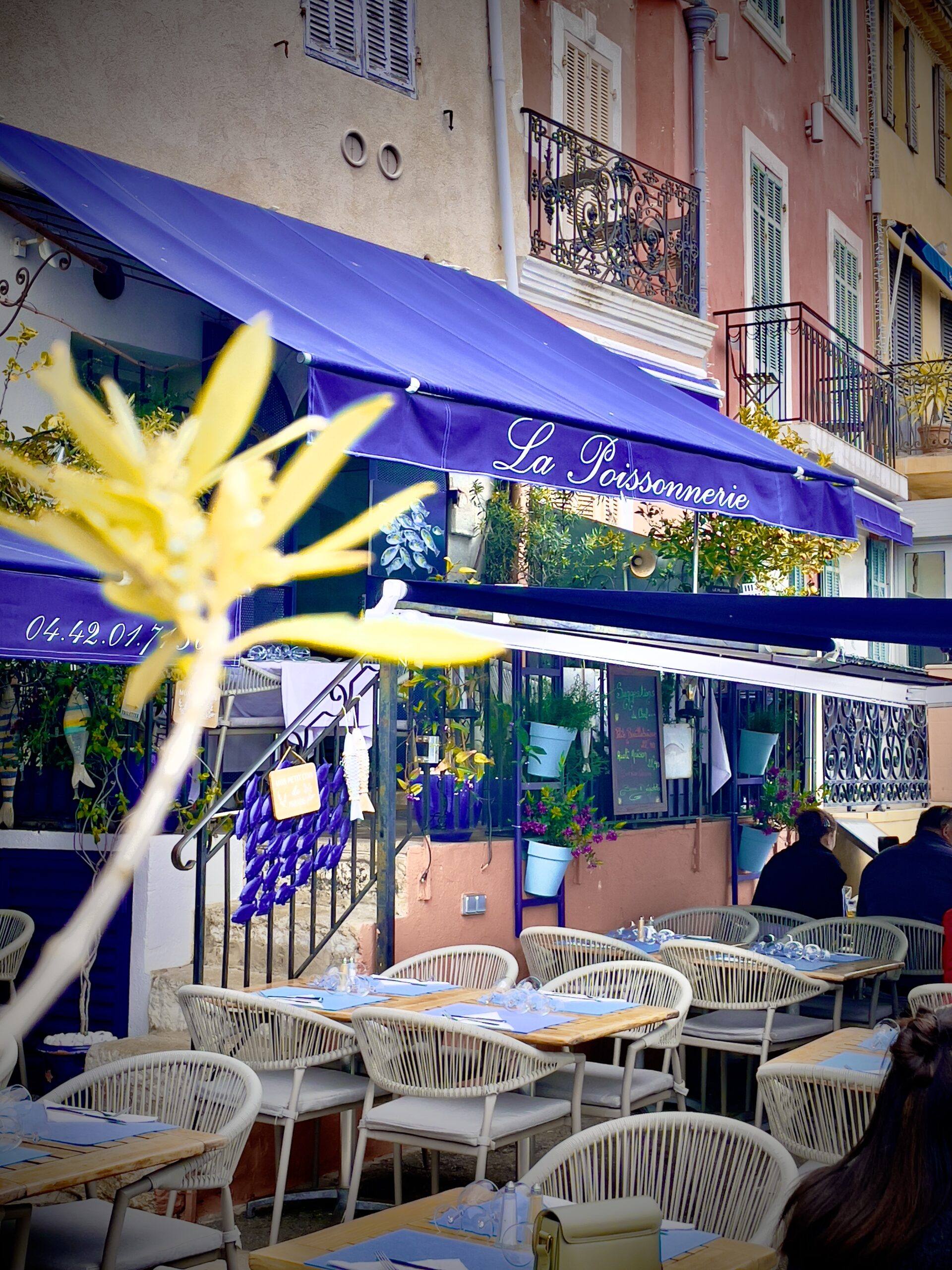  Cassis, charmant village au Pays des Calanques/www.aufildeslieux.fr/ Terrasse de la Poissonnerie © Photo Elsa HIBBS