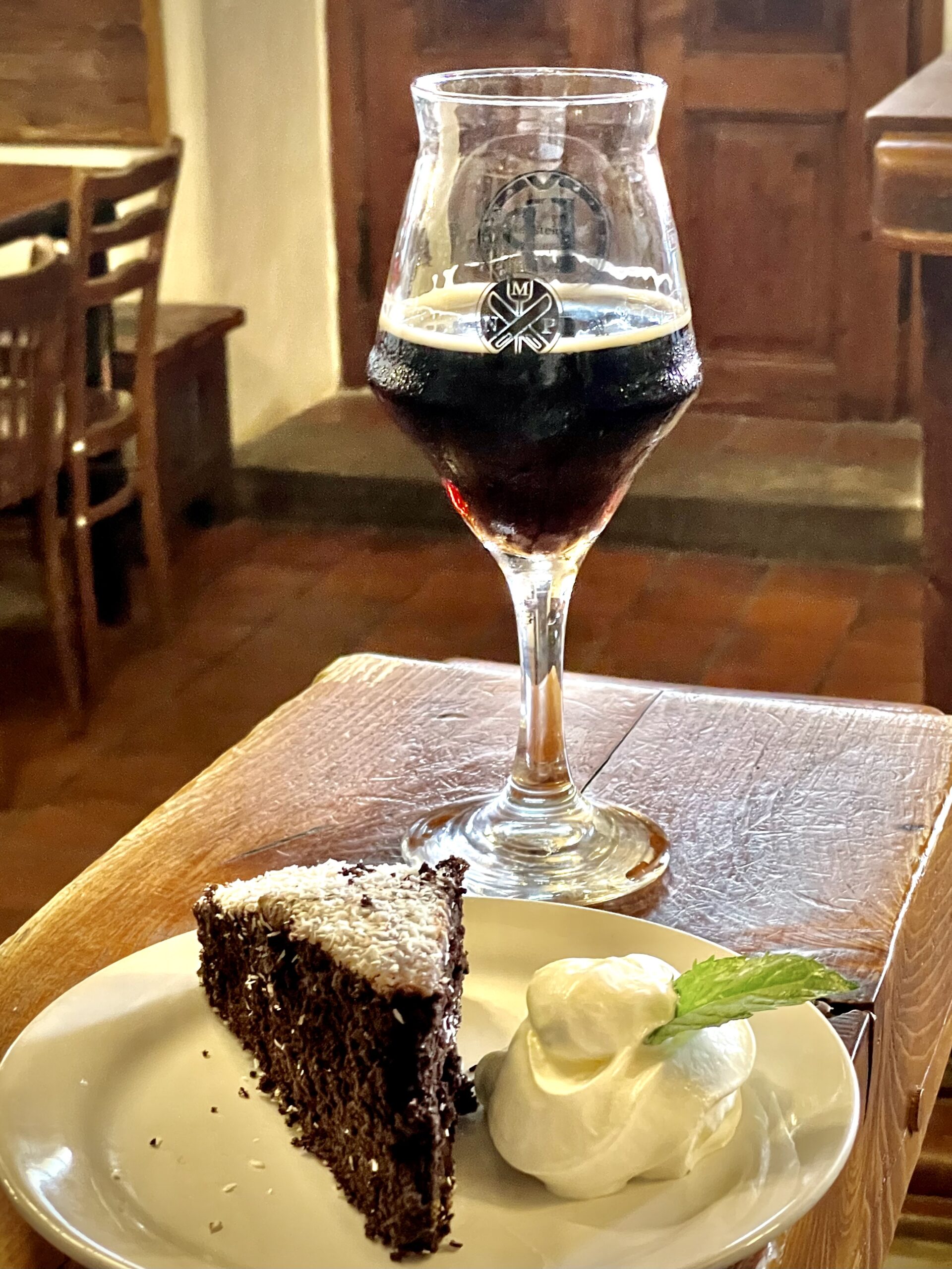  Les secrets de la bière tchèque/www.aufildeslieux.fr/ Swyne beer et gâteau chocolat à la bière -Photo © K.HIBBS