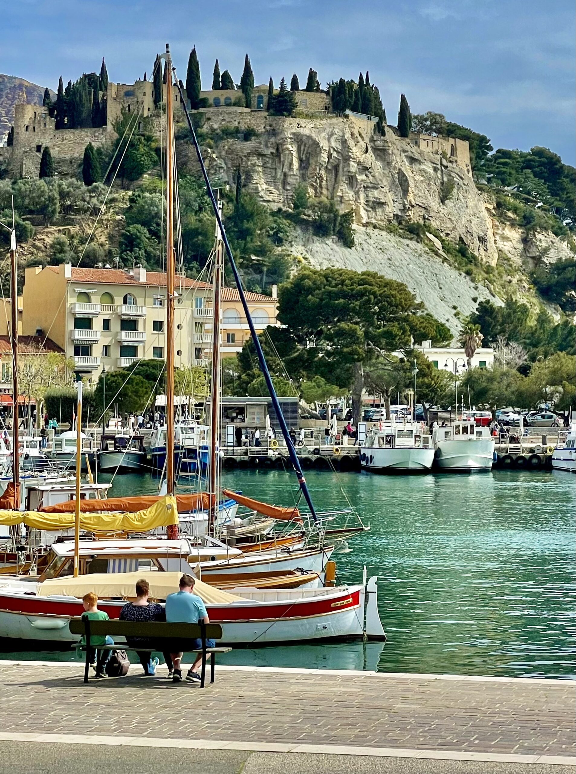  Cassis, charmant village au Pays des Calanques/www.aufildeslieux.fr/ Vue sur le Cap Canaille et son château transformé en chambres d'hôtes de luxe © Photo K.HIBBS